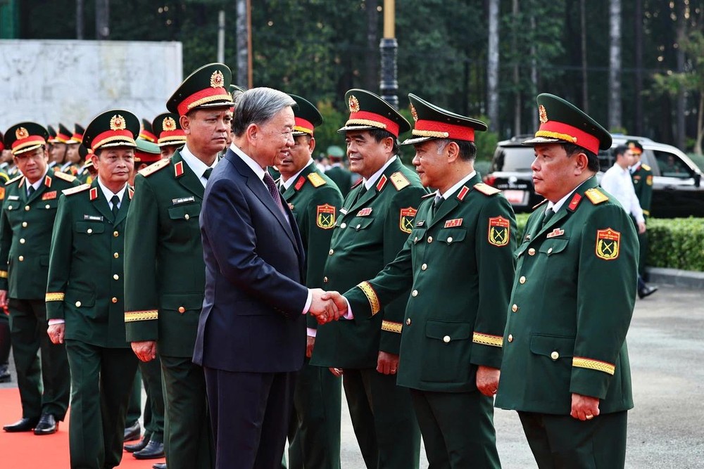 党中央总书记、中央军委书记苏林同第七军区司令部干部握手致意。（图：第七军区司令部）