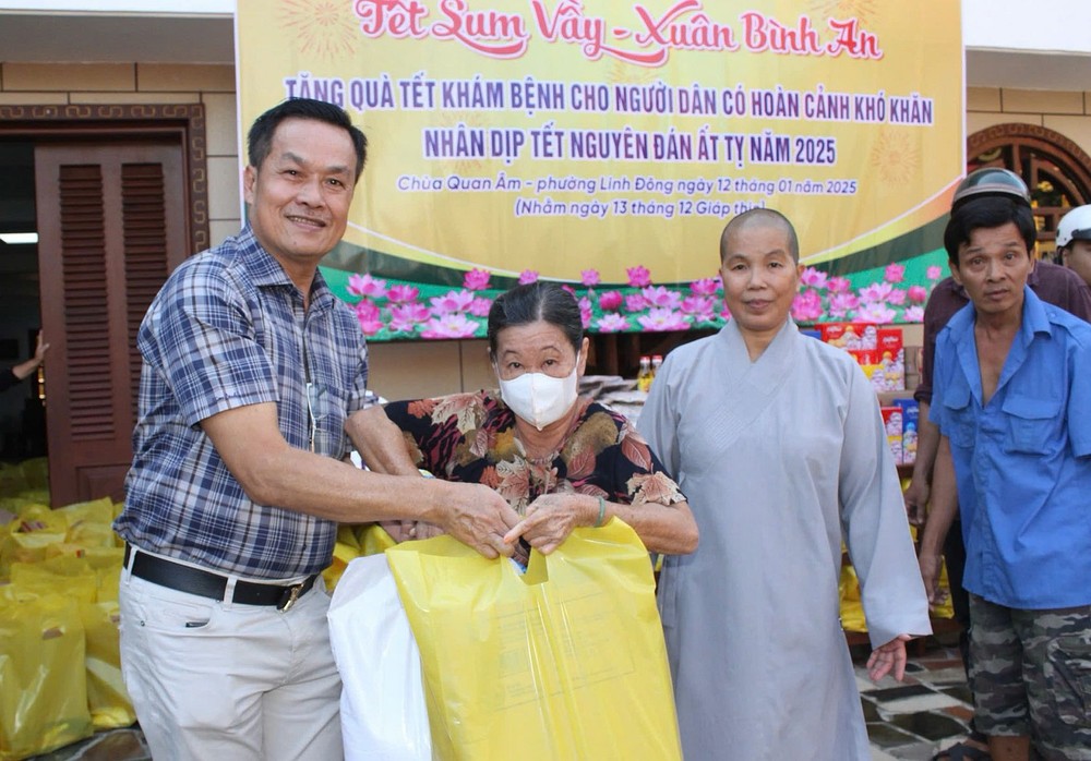 观音寺住持释女法平尼师与诸位华人热心人士向贫困者派发礼物。