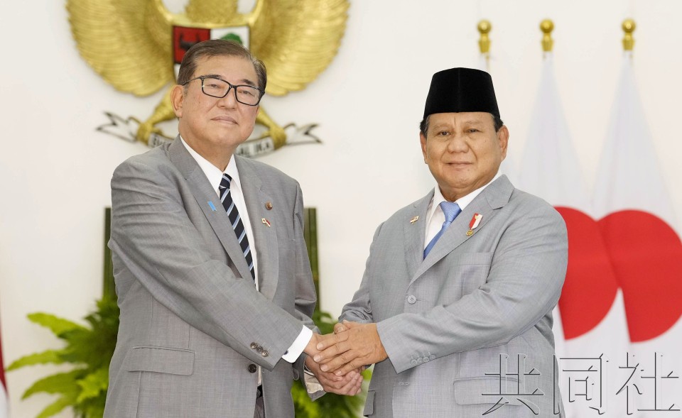 日本首相石破茂（左）与印尼总统普拉博沃在会谈前握手。（图：共同社）