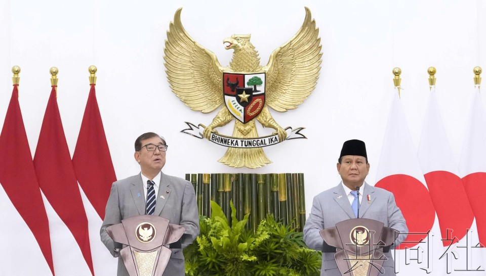 1月11日于雅加达南部茂物的总统行宫，日本首相石破茂（左）与印尼总统普拉博沃举行联合记者会。（图：共同社）