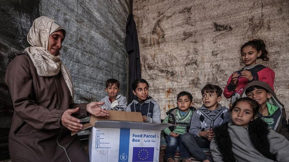 加沙的一个家庭收到一箱食物。