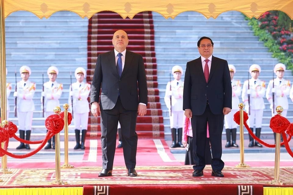 总理范明政与俄罗斯联邦总理米哈伊尔·弗拉基米罗维奇·米舒斯金登上检阅台，军乐队奏越俄两国国歌。（图：越通社）