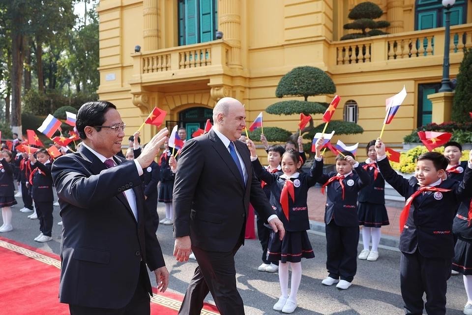 总理范明政与俄罗斯联邦总理米哈伊尔·弗拉基米罗维奇·米舒斯金与河内首都的少年儿童亲切互动。（图：越通社）