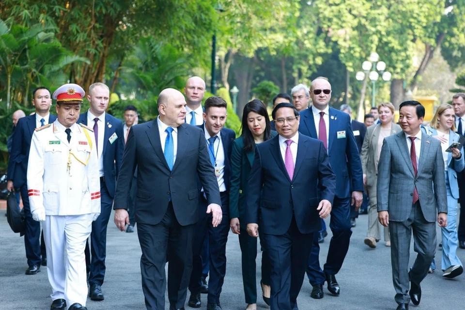 总理范明政与俄罗斯联邦总理米哈伊尔·弗拉基米罗维奇·米舒斯金从主席府前往政府办事处举行会谈。（图：越通社）