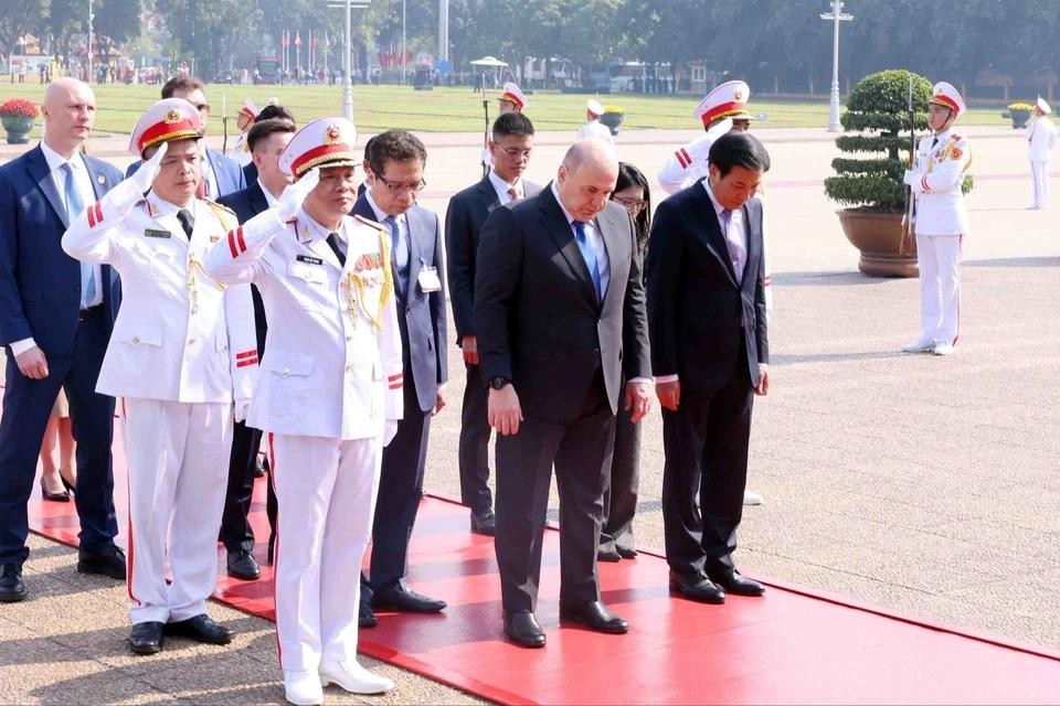 俄罗斯联邦总理米哈伊尔·弗拉基米罗维奇·米舒斯金前往胡志明主席陵敬献花圈。（图：越通社）