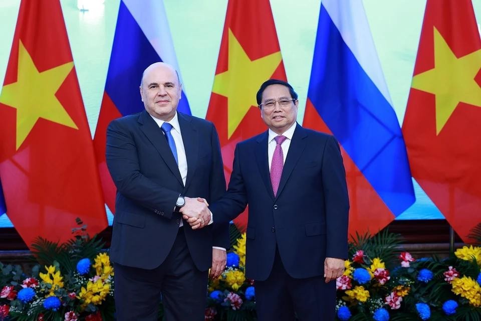 总理范明政与俄罗斯联邦总理米哈伊尔·弗拉基米罗维奇·米舒斯金合影留念。（图：越通社）