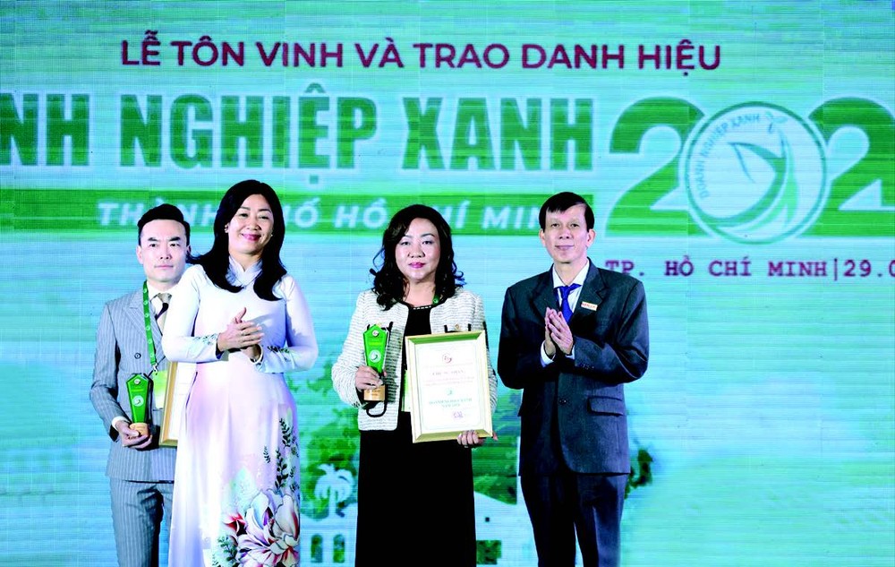 颜旭君总经理领取绿色企业奖。