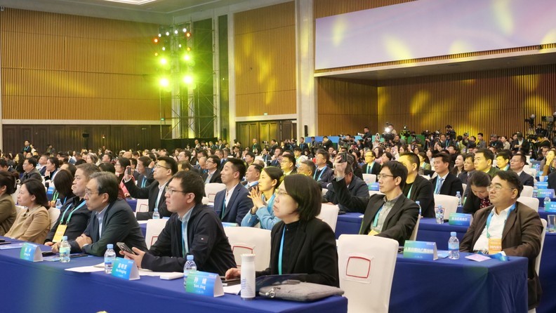 出席活动的各方代表。