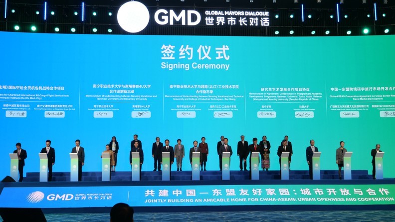 14个重大交流合作项目在活动期间得以签约。