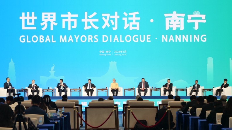 在“世界市长对话·南宁”主活动中，各国市长共同探讨“共建中国—东盟友好家园：城市开放与合作”的重要议题。