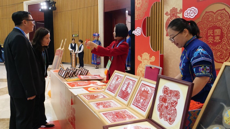 活动期间，各位代表体验当地非遗。