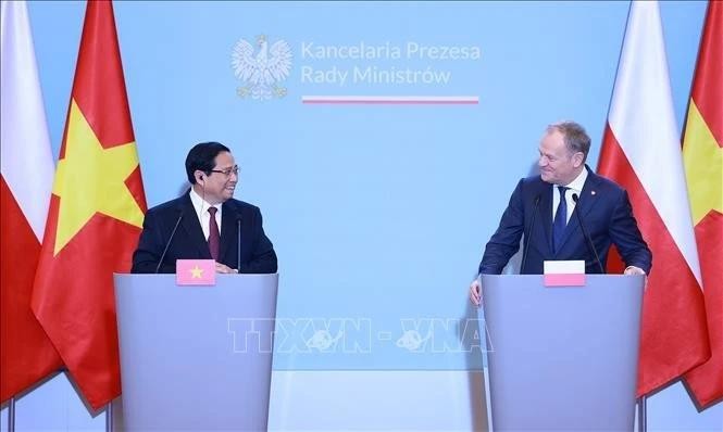 会谈后，两位总理共同会见了媒体。（图：越通社）