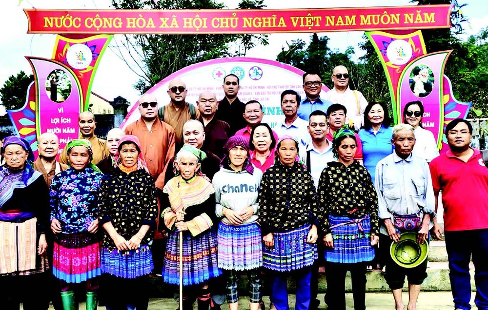 华人佛教慈善团向受3号台风侵袭的同胞发送救助金。