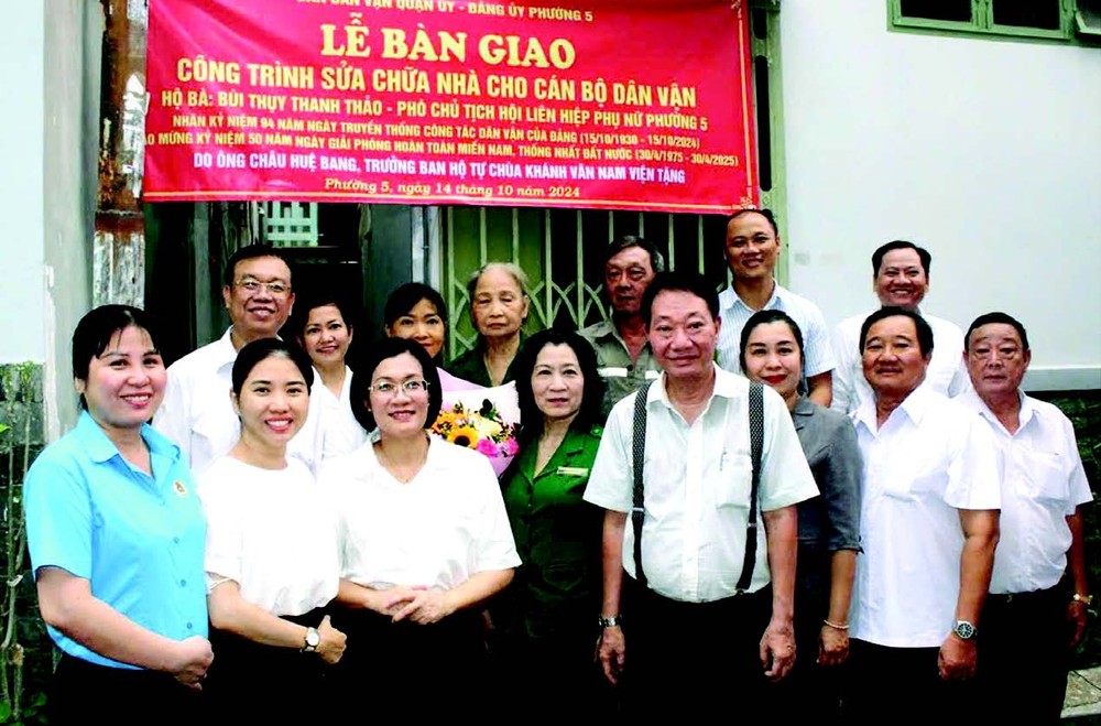 庆云南院住持周华邦与地方领导移交温情屋。