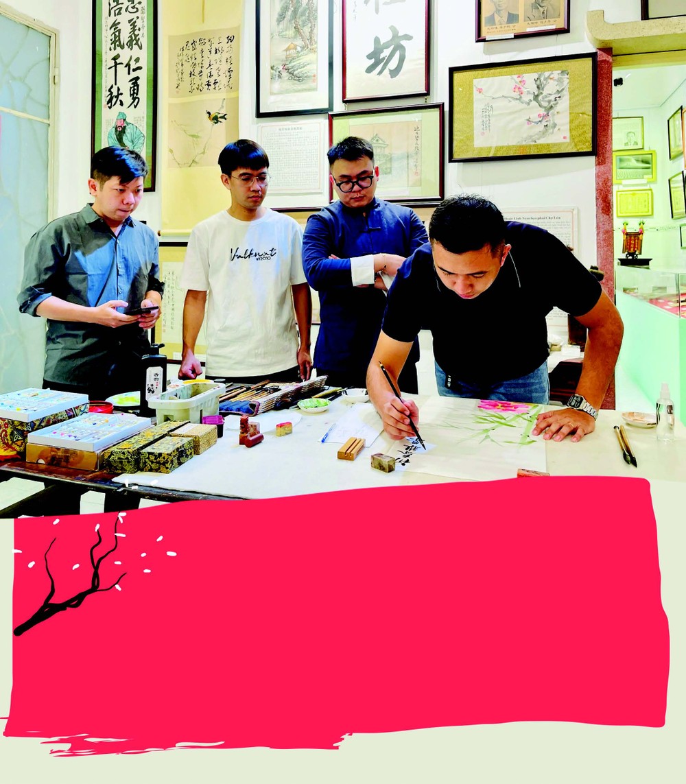 堤岸华人书画家传承民族文化。