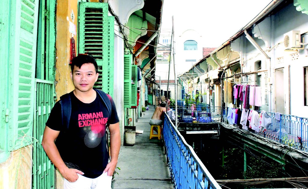 作者摄于百年豪仕坊内，这是堤岸享誉国内外的古巷。