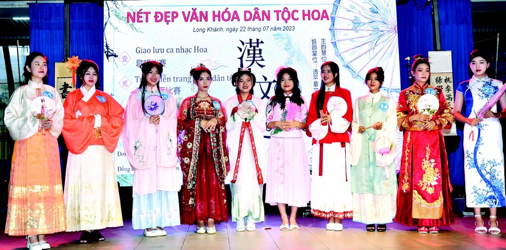 2023年同奈省华校“汉文化之美”歌唱与汉服展示比赛。