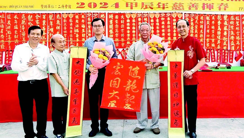 每年书法分会配合本报及各华人会馆联袂主办慈善挥春活动。