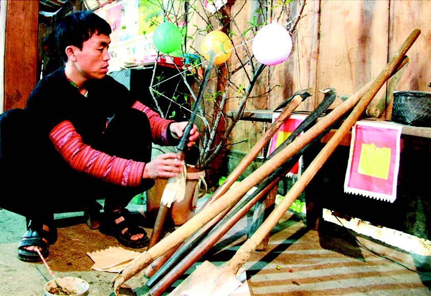 春节休耕，赫蒙族同胞会在墙壁和锄头、铁锹等生产工具上贴银纸，以表达感恩之意和期望来年庄稼丰收。