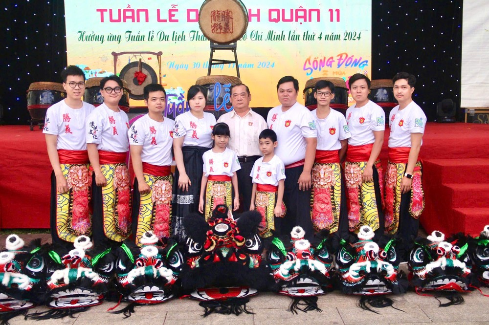 团长黄志民师傅与黄嘉宝师傅（左五、六）与《狮舞》节目演员合照。