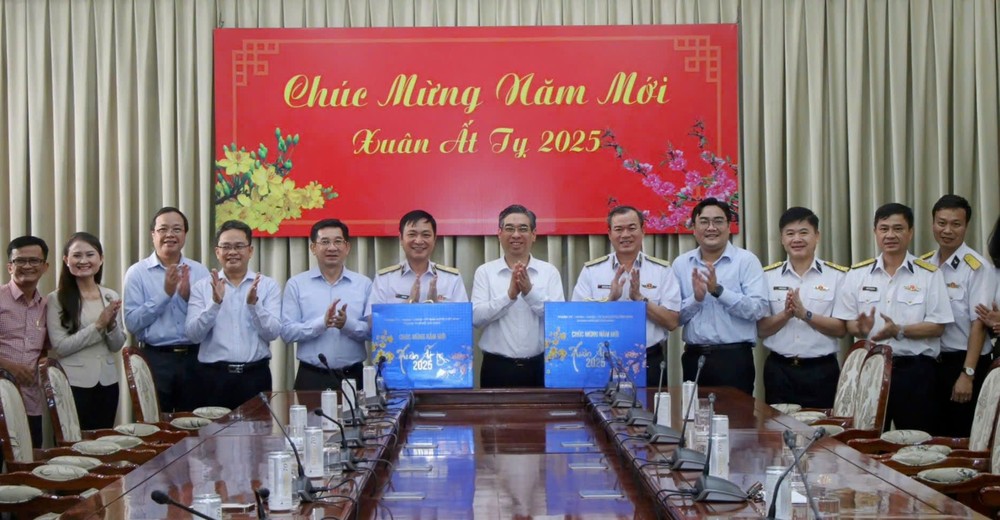 市委副书记阮福禄向两单位赠送春节礼物。