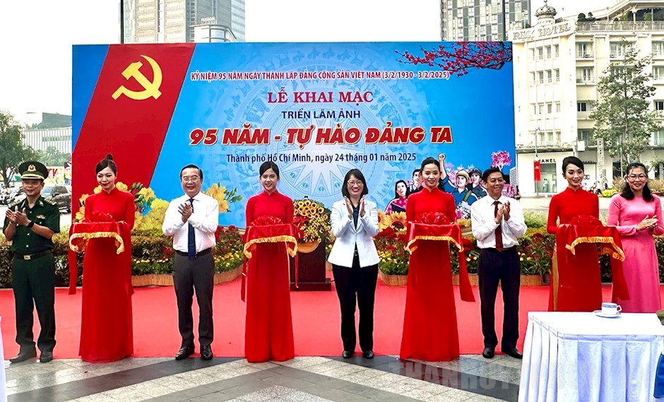 “95年-以我党引以为豪”图片展开幕