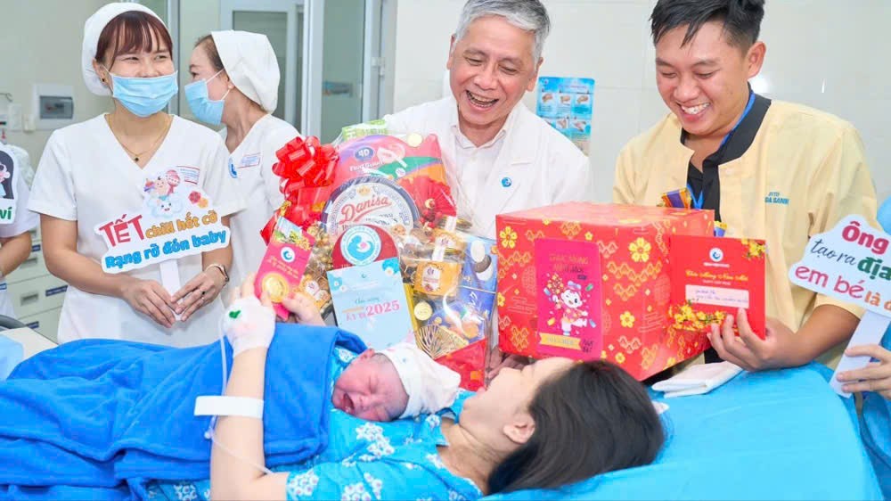 慈裕医院院长、第二级专科医生陈玉海为在除夕时刻分娩的产妇赠送礼物。