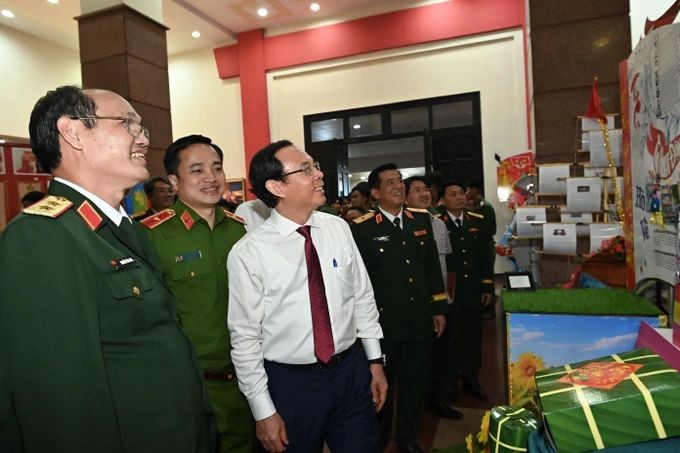 H2 đồng chí Nguyễn Văn Nên đến thăm Bộ Tư lệnh TPHCM.jpg