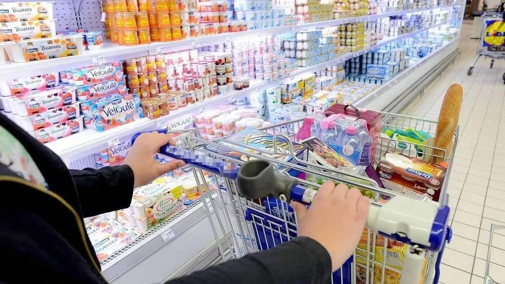 一名法国消费者在超市选购物品。（示意图：互联网）