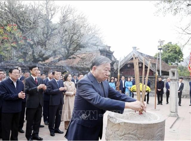 苏林总书记来到华闾古都国家级特别遗迹区给各位先帝敬香。（图：越通社）