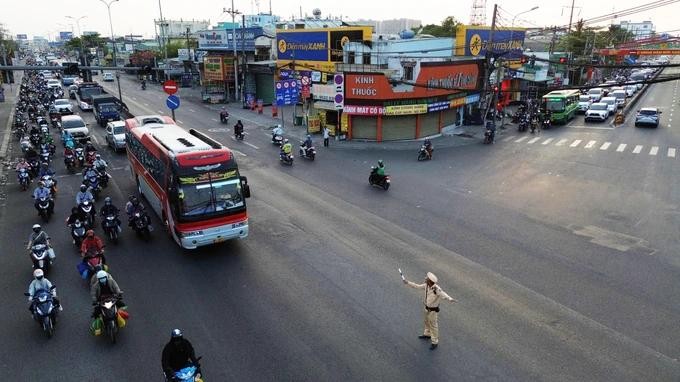 执勤交警在路口各个方向疏通引导，确保交通秩序。