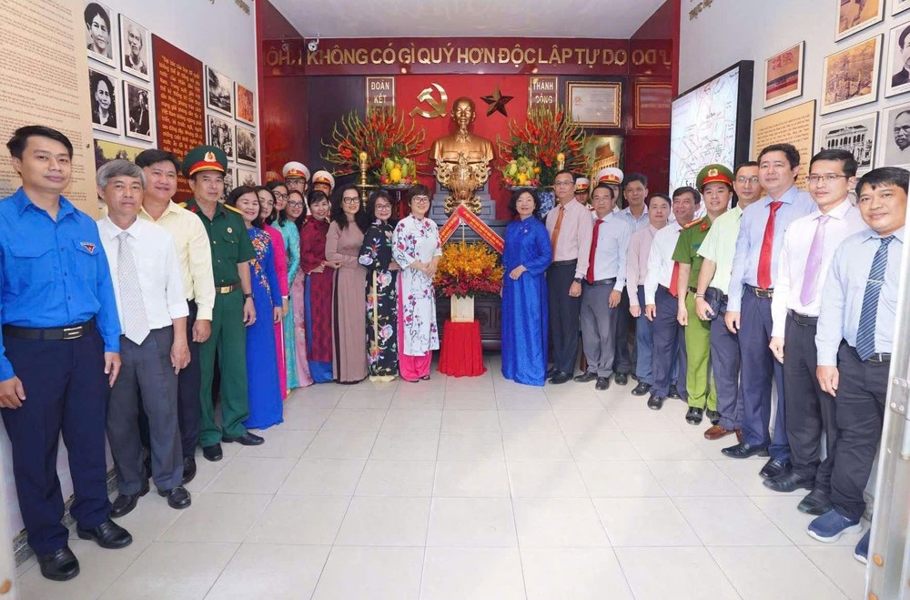 敬香缅怀胡志明主席