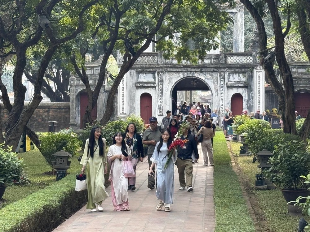 游客们在2025年农历新年期间出行。