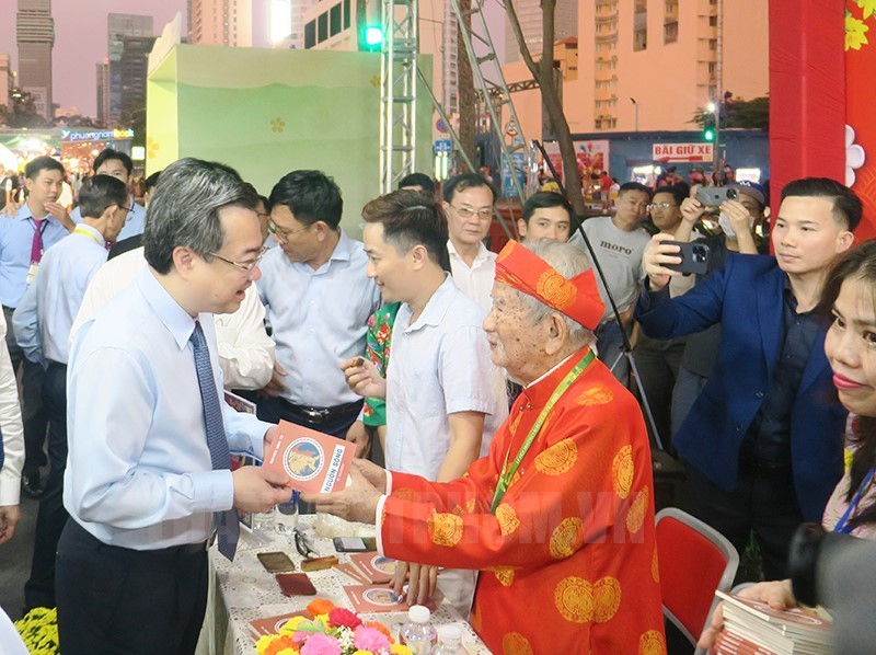 嘉宾在春节书香街盛会上出席研究者阮廷思的签售会。