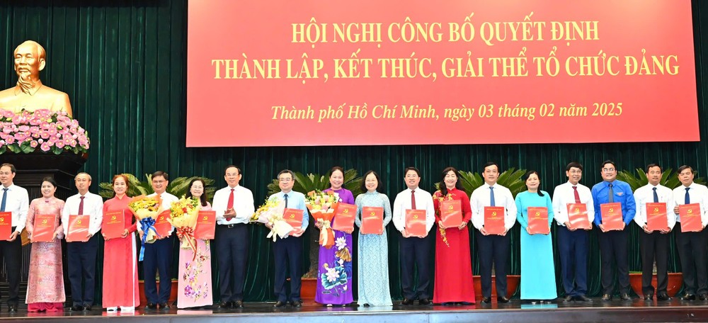 市委书记阮文年颁授成立《决定》。