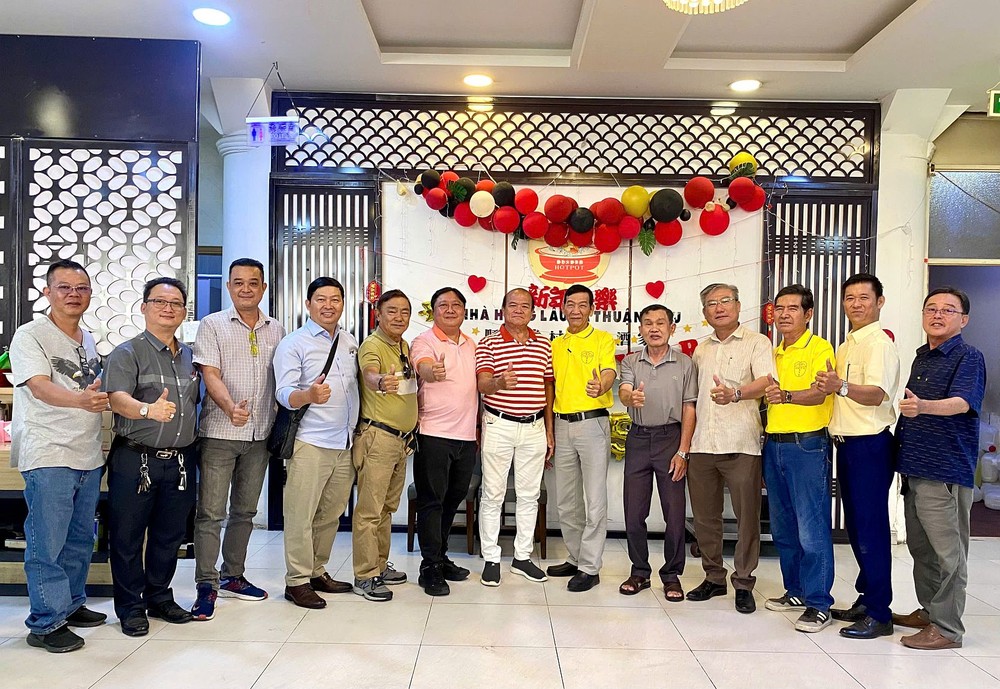 护国观音庙理事与各界热心人士合照。