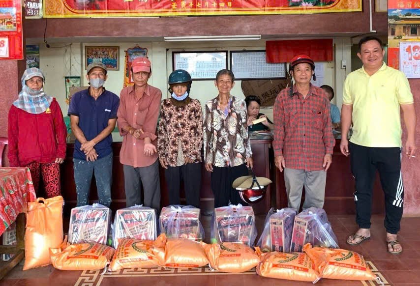 隆庆关帝庙向贫困者派发礼物。