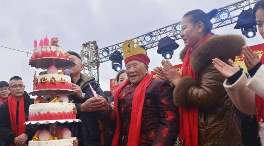 老人百岁寿宴现场。（图：互联网）