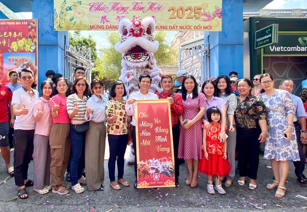 衡英堂龙狮团向本报贺岁。