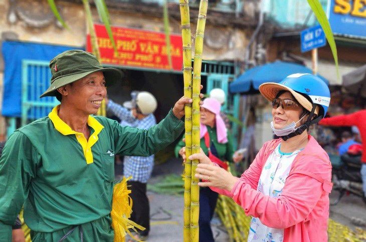 华人民众购买甘蔗贺玉皇