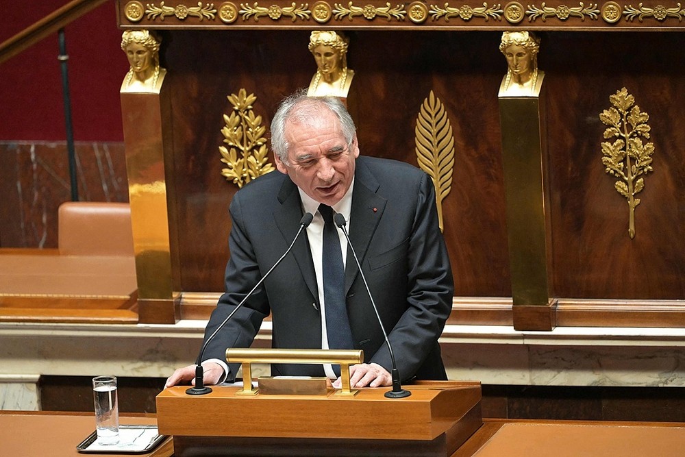 2月3日，法国总理贝鲁在国家议会出席2025年财务法案及社会保障预算的会议。（图：互联网）