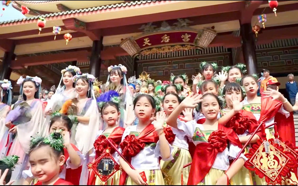 参与巡游的队伍五彩斑斓。