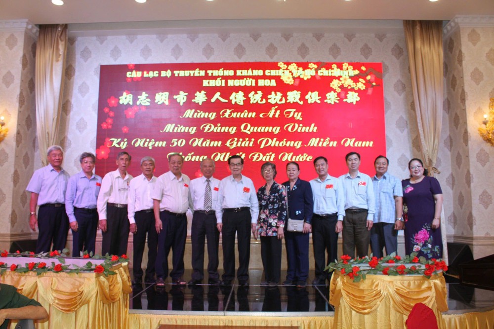 市华人传统抗战俱乐部执委会与市、郡领导合影留念。