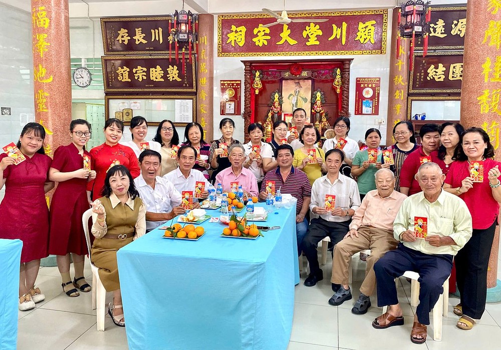 全体教职员与励学会成员欢聚一堂。