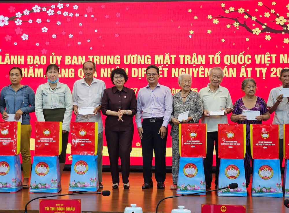 越南祖国阵线中央委员会关爱贫户