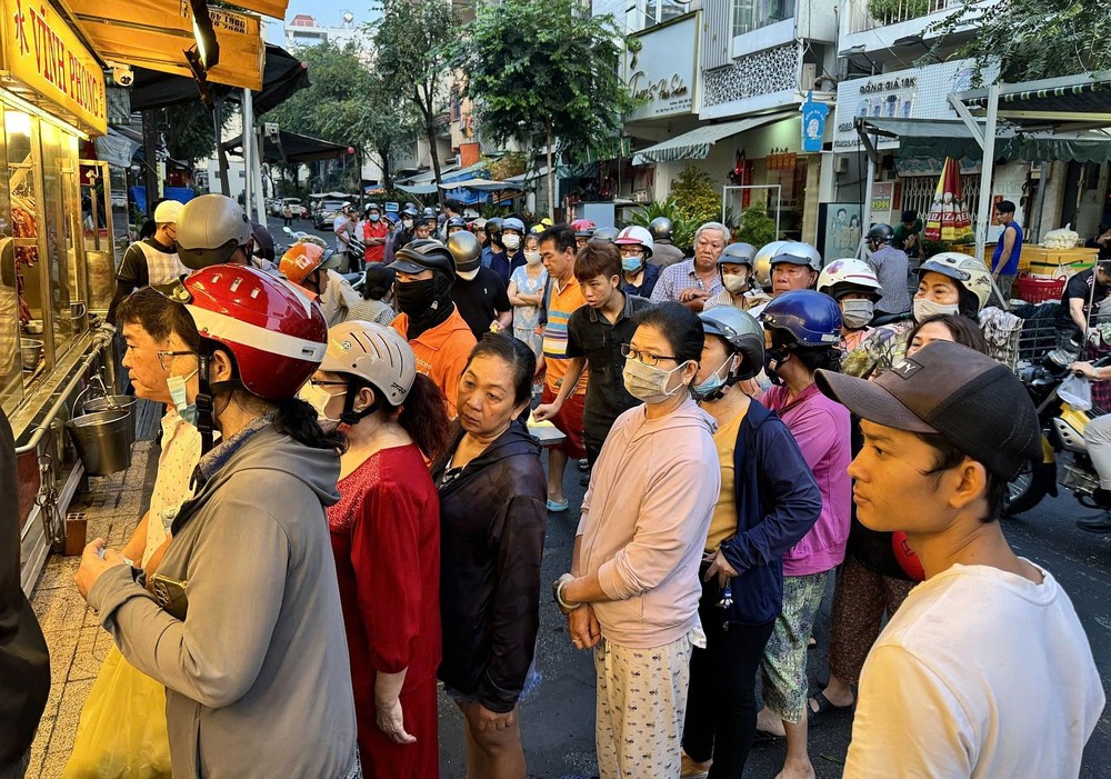 从清早开始已有多人排队等待购买烧肉烧鸭。