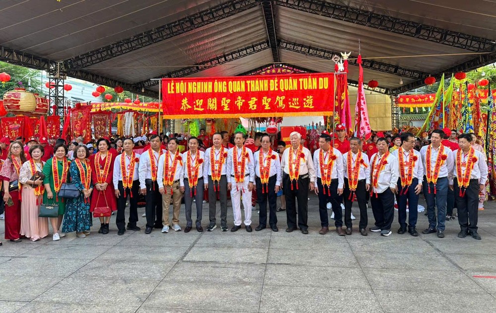 义安会馆理事会巡游前合照。