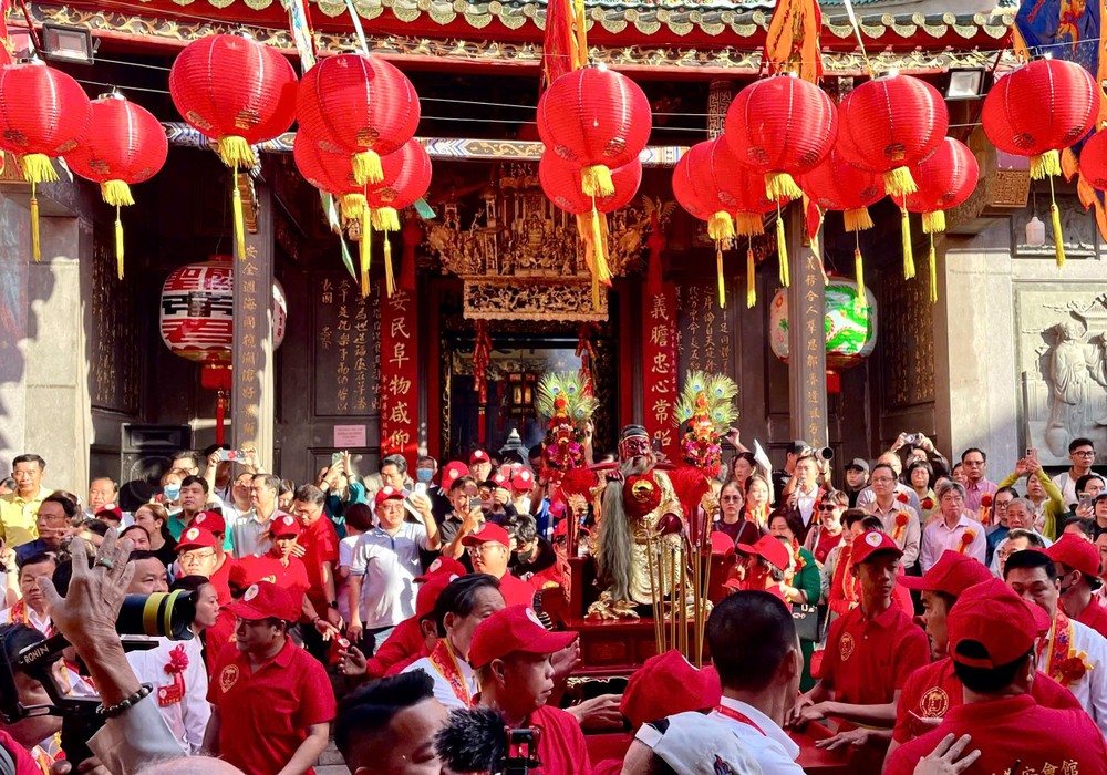 各位领导、贵宾、理事与民众虔诚恭迎关帝圣驾巡游。