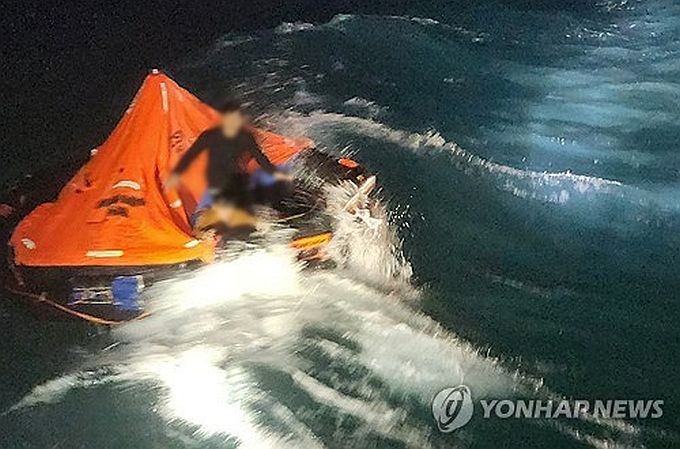 2月9日凌晨1时41分许，一艘139吨级大型拖网渔船在全罗南道丽水市附近海域翻沉。图为海警在事故海域发现乘救生筏逃生的船员。（图：韩联社）