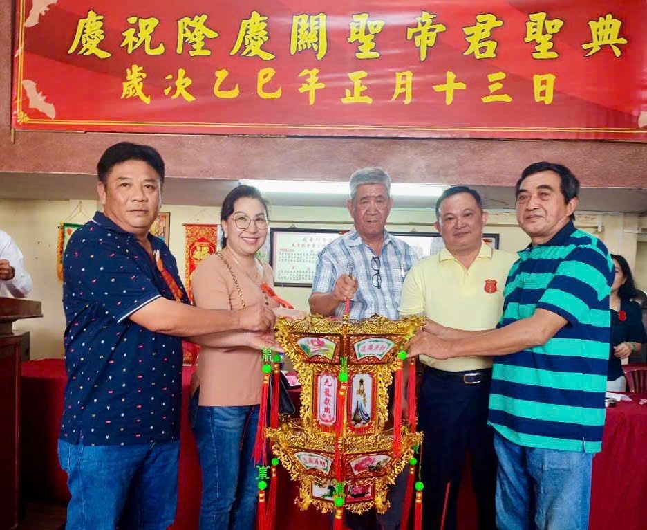 李世龙以9999万9999元投得第九圣灯。